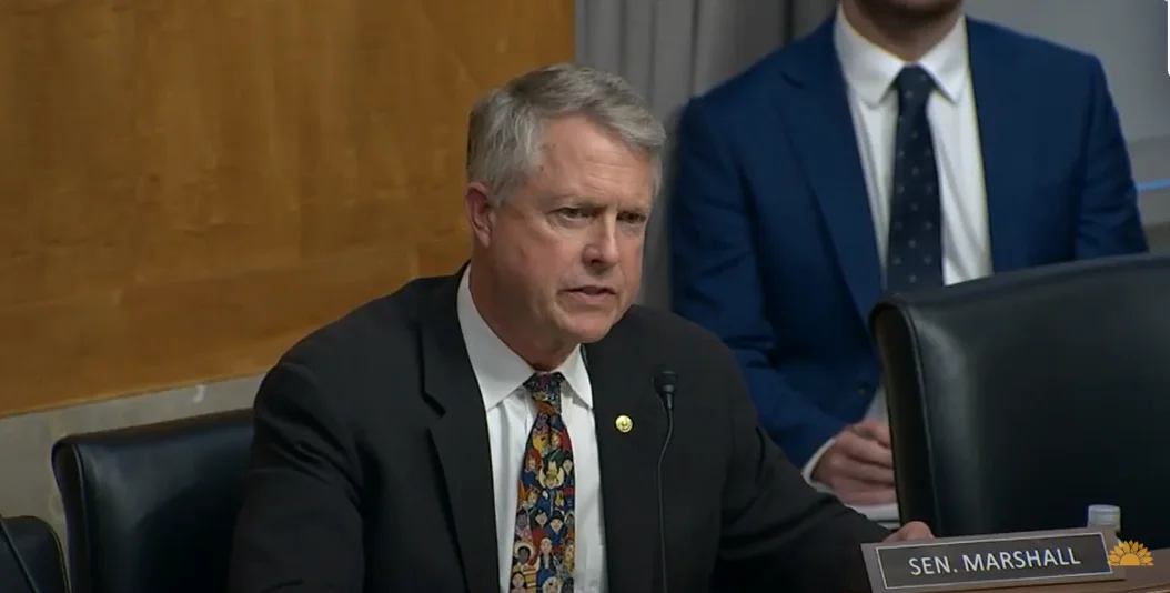 Senator Shelves Credit Card Fee Fight to Save Crypto Bill From Collapse