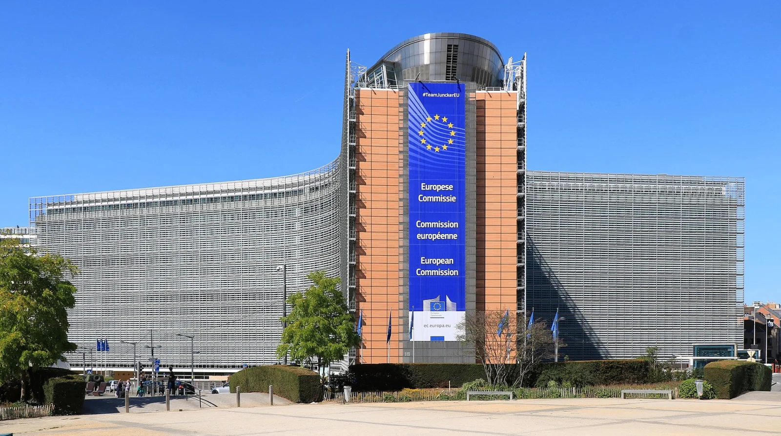 EU Opens MiCA Review as Euro Stablecoins Fall Behind