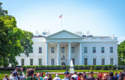 Trump Rallies Crypto CEOs to Push Senate on CLARITY Act Vote